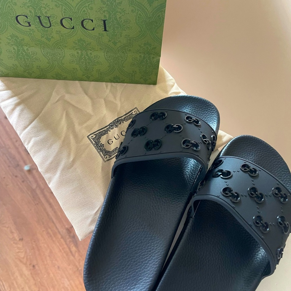 Gucci Mens/Women’s rubber GG slide sandal